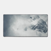 山の上の暗闇と神秘的な雲 デスクマット (正面)