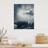 山の上の暗闇と神秘的な雲 ポスター (キッチン)