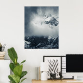 山の上の暗闇と神秘的な雲 ポスター (ホームオフィス)