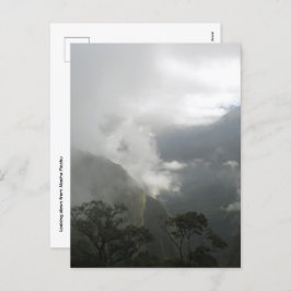 山の上の灰色の霧の雲 シーズンポストカード