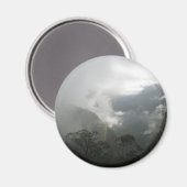 山の上の灰色の霧の雲 マグネット (正面/裏面)