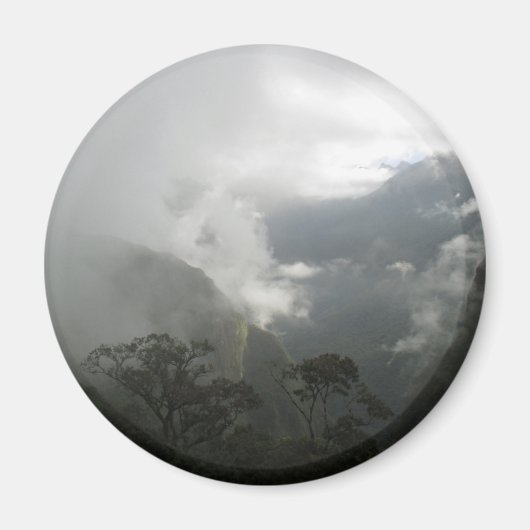 山の上の灰色の霧の雲 マグネット (正面)