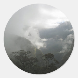 山の上の灰色の霧の雲 ラウンドシール
