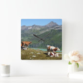 山の上の美しい牛 スクエア壁時計 (ホーム)