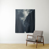 山の上の闇と雨雲 タペストリー (インサイチュ)