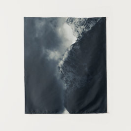 山の上の闇と雨雲 タペストリー
