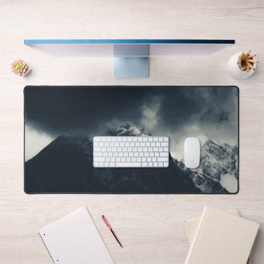 山の上の闇と雨雲 デスクマット (オフィス1)