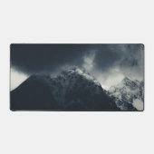 山の上の闇と雨雲 デスクマット (正面)