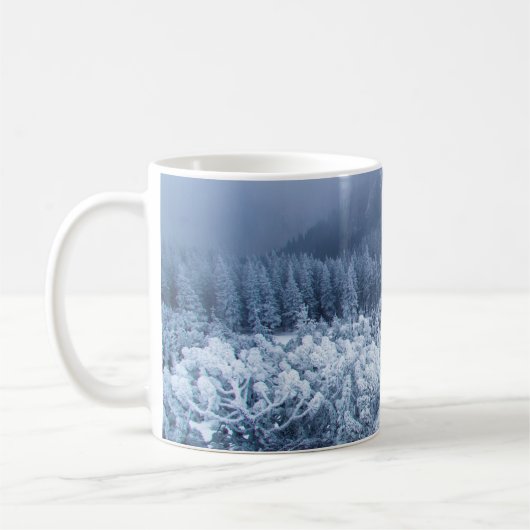 山の上の静かな霧の深い冬の日 コーヒーマグカップ (左)