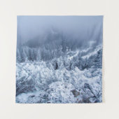 山の上の静かな霧の深い冬の日 タペストリー (正面)