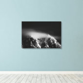 山の上の黒と白の長い露出の雲 キャンバスプリント (インサイチュ (ウッドフロア))