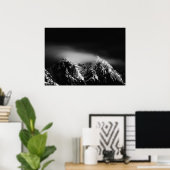 山の上の黒と白の長い露出の雲 ポスター (ホームオフィス)
