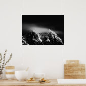 山の上の黒と白の長い露出の雲 ポスター (キッチン)