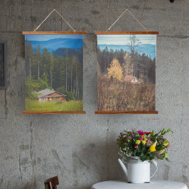 山の下の森のキャビン 吊り下げ型タペストリー