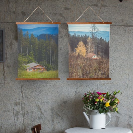 山の下の森のキャビン 吊り下げ型タペストリー