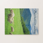 山の下の牧草地の羊 ジグソーパズル (横)