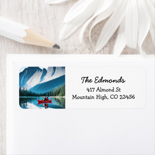 山の中でカップルのカヤック ラベル (インサイチュ)