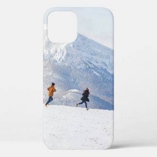 山の中におもしろいランニングやを持つ人々 iPhone 12ケース