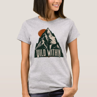 山の中の女性のプロフィール - アドベンチャー「Wild Within」 Tシャツ