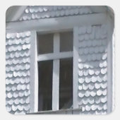 山の中の白い古い教会 スクエアシール (正面)