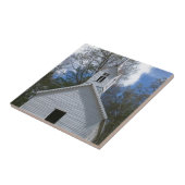 山の中の白い古い教会 タイル (側面)