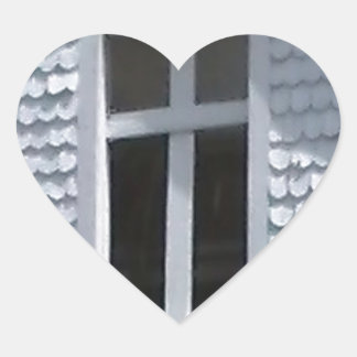 山の中の白い古い教会 ハートシール