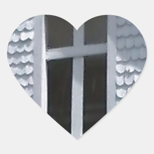 山の中の白い古い教会 ハートシール (正面)