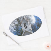 山の中の白い古い教会 楕円形シール (封筒)