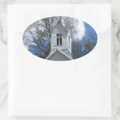 山の中の白い古い教会 楕円形シール (バッグ)