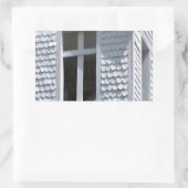 山の中の白い古い教会 長方形シール (バッグ)