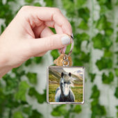 山の中の野生の灰色の馬 キーホルダー (手)