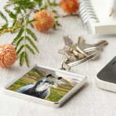 山の中の野生の灰色の馬 キーホルダー (側面)