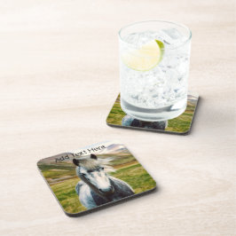 山の中の野生の灰色の馬 コースター