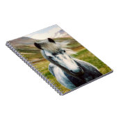 山の中の野生の灰色の馬 ノートブック (右側)