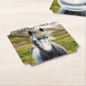 山の中の野生の灰色の馬 ペーパーコースター (アングル)