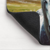 山の中の野生の灰色の馬 マウスパッド (コーナー)