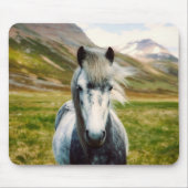 山の中の野生の灰色の馬 マウスパッド (正面)