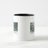 山の中を歩く雪の輪の風景 マグカップ (中央)