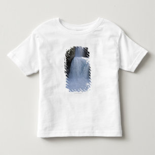 山の側面の滝の日光 トドラーTシャツ