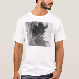 山の側面の爆発性の送風の間の Tシャツ