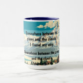 山の優雅さの中で朝をスタートさせましょう。 T マグカップ (中央)