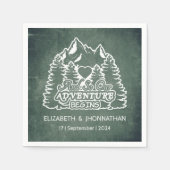 山の冒険が始まる グリーンチョークボードのウェディング スタンダードカクテルナプキン (正面)