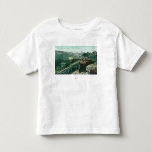 山の列車トラック上の雪の小屋の眺め トドラーTシャツ