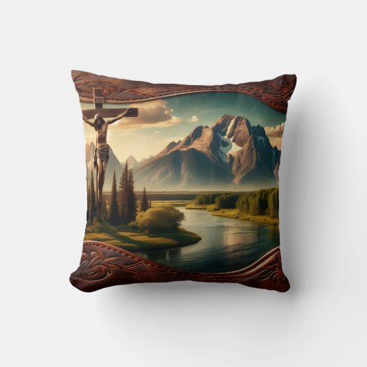 山の前で十字架につけられた威厳のあるイエス クッション (正面)