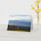 山の前の秋の木のグリーティングマップ カード (黄色い花)