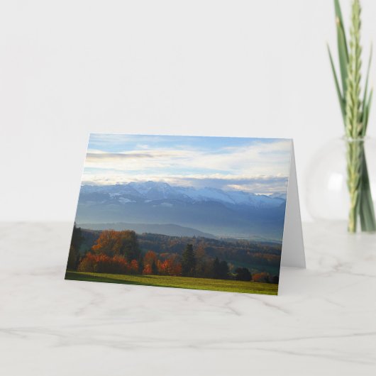 山の前の秋の木のグリーティングマップ カード (正面)