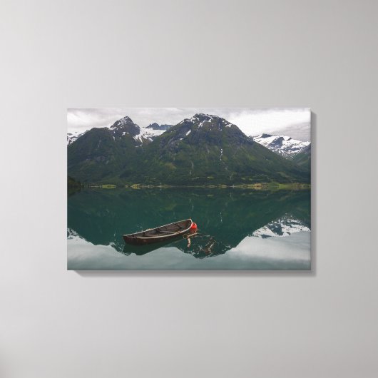 山の反射を持つ古いボート キャンバスプリント (正面)