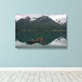 山の反射を持つ古いボート キャンバスプリント (インサイチュ (ウッドフロア))