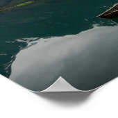 山の反射を持つ古いボート ポスター (角)