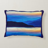 山の向こうの素敵な色のネパールの夕日 アクセントクッション (裏面)